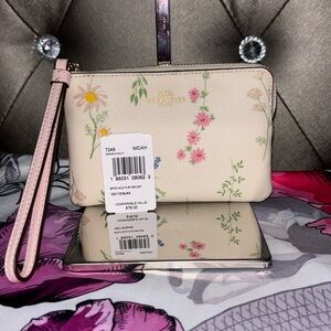 EUC with tag Coach Corner Zip Wristlet Chalk/Multi with wildflower print
